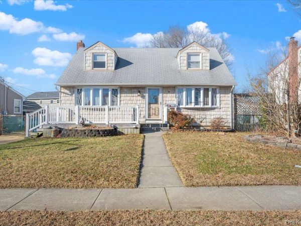 9 Stanford Lane, Hicksville, NY 11801