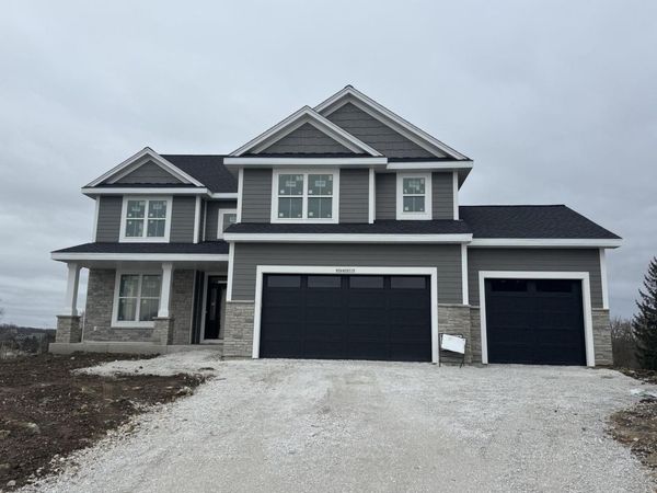 N56W20719 Muirfield Dr, Menomonee Falls, WI 53051