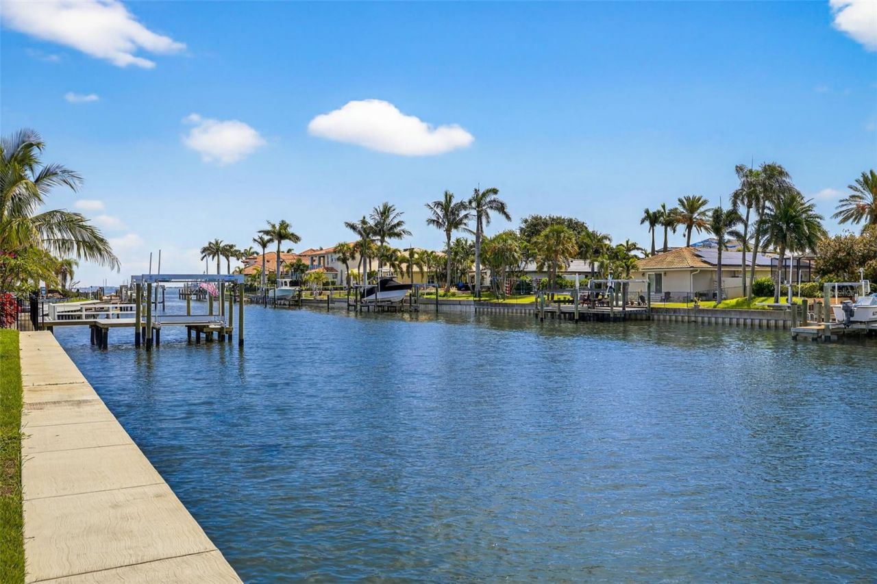 2050 Hawaii Avenue Ne, Saint Petersburg, FL 33703 Photo