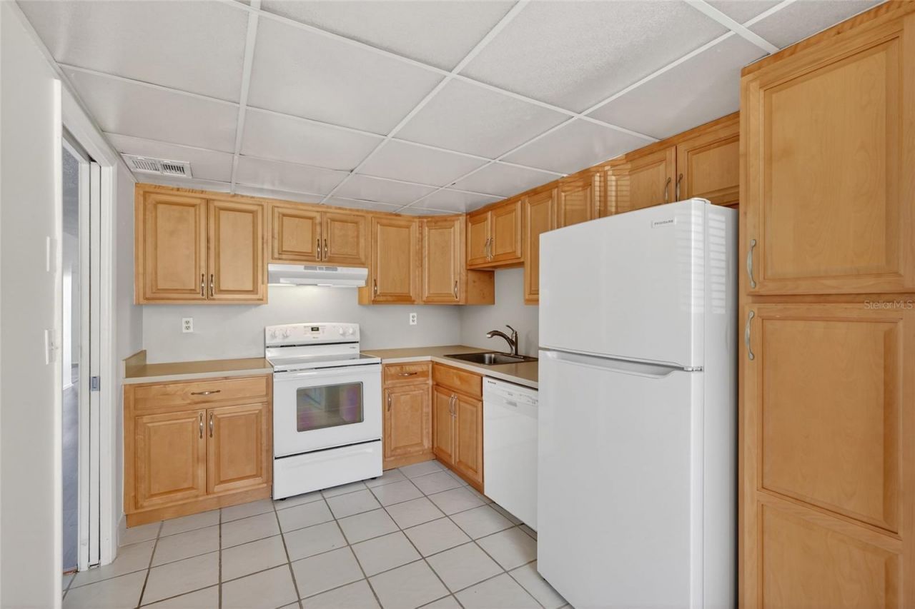 7880 Palm Aire Lane, Unit 205, Sarasota, FL 34243 Photo