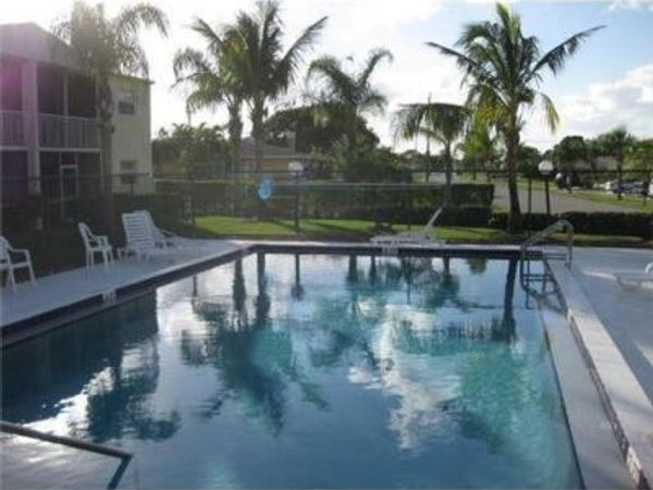 1505 Crescent Circle, Unit B27, Lake Park, FL 33403