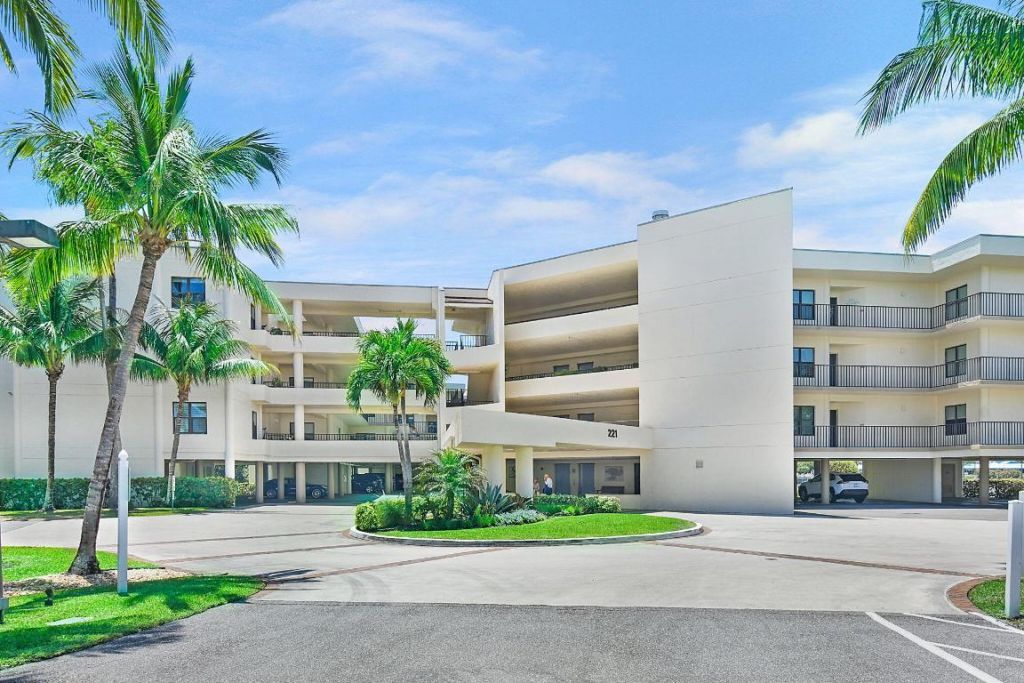221 NE Plantation Road, Unit 211, Stuart, FL 34996 Photo