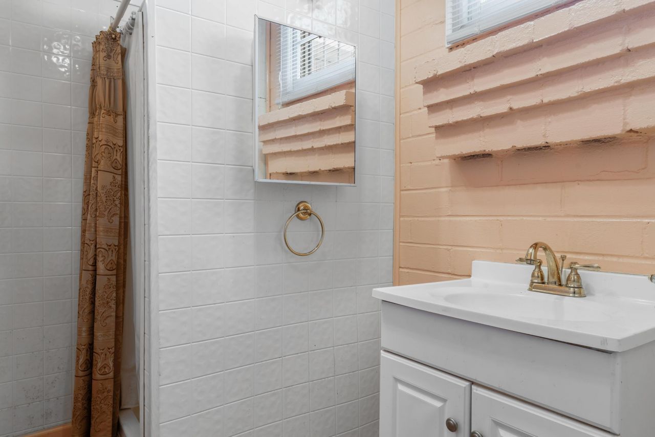 1856 Chestnut Street Photo 25