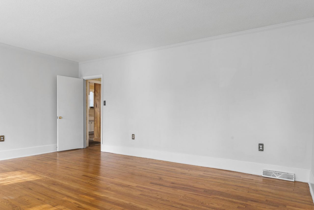 1856 Chestnut Street Photo 4