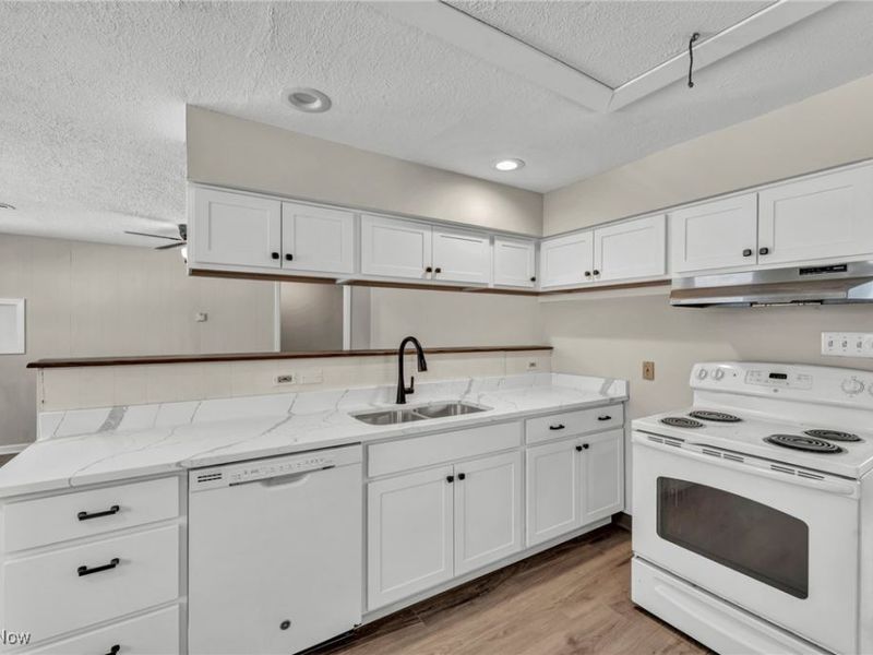 8564 Cedar Road, Chesterland, OH 44026 Photo 10