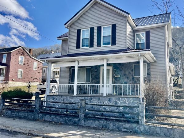 822 Summers St, Hinton, WV 25951