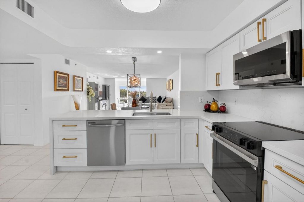 5778 Crystal Shores Drive, Unit 406, Boynton Beach, FL 33437 Photo