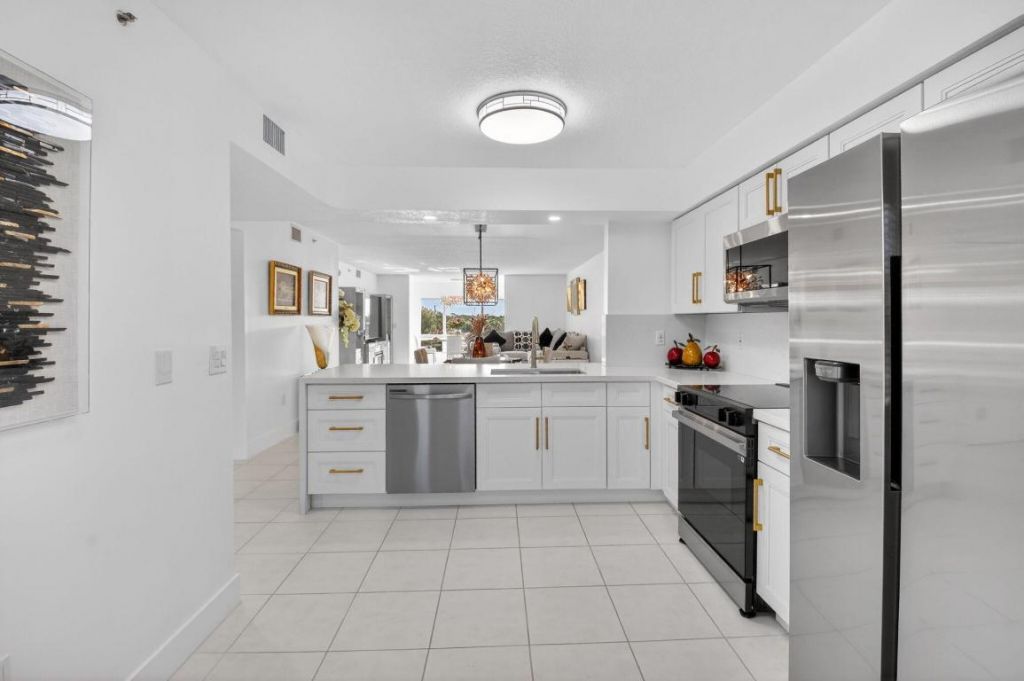 5778 Crystal Shores Drive, Unit 406, Boynton Beach, FL 33437 Photo