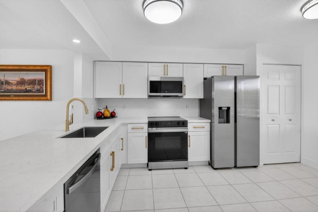 5778 Crystal Shores Drive, Unit 406, Boynton Beach, FL 33437 Photo