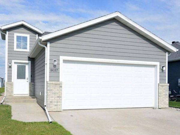 8037 Goldfinch Drive, Horace, ND 58047