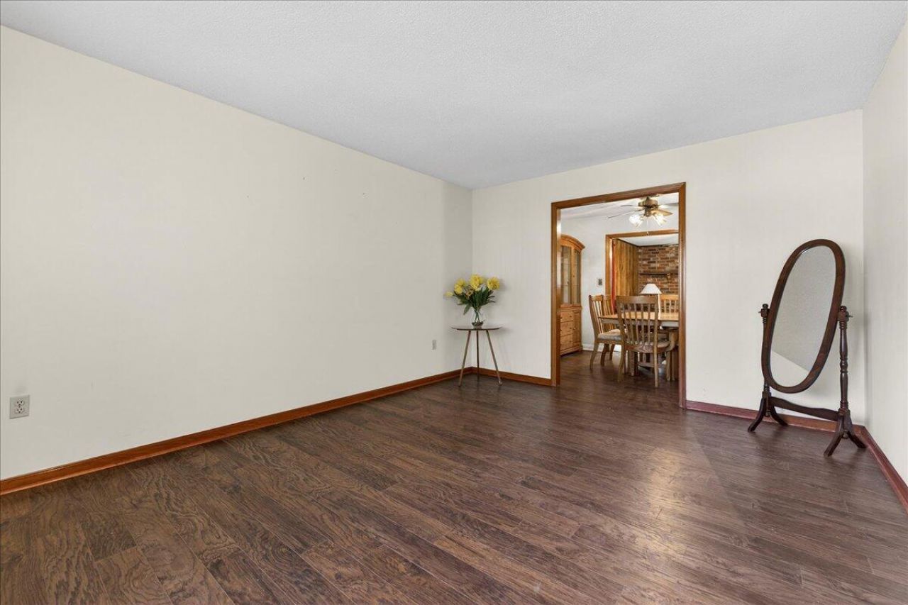 7737 Ovaldale Drive Photo 5