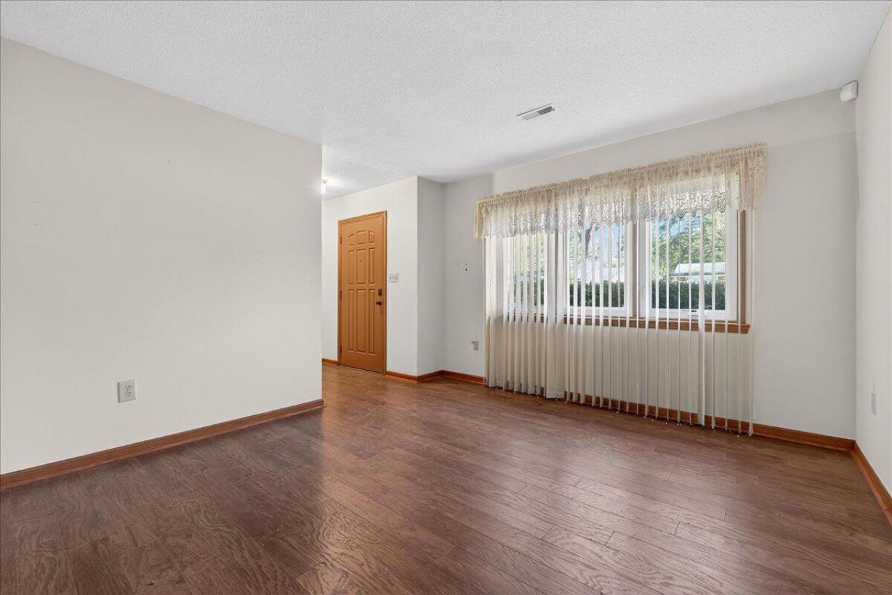 7737 Ovaldale Drive Photo 6