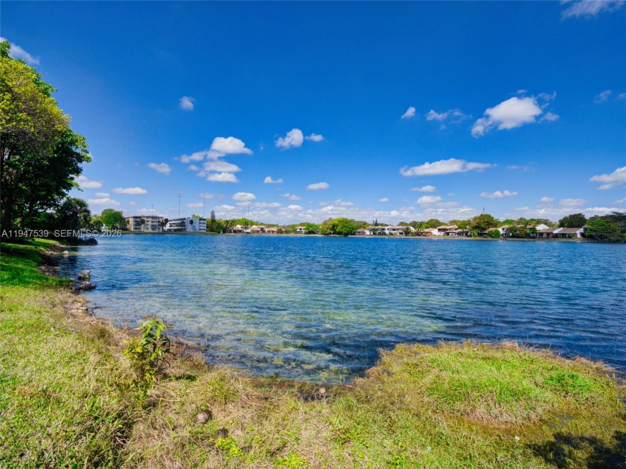 671 NE 195th St , Unit 329E, Miami, FL 33179 Photo