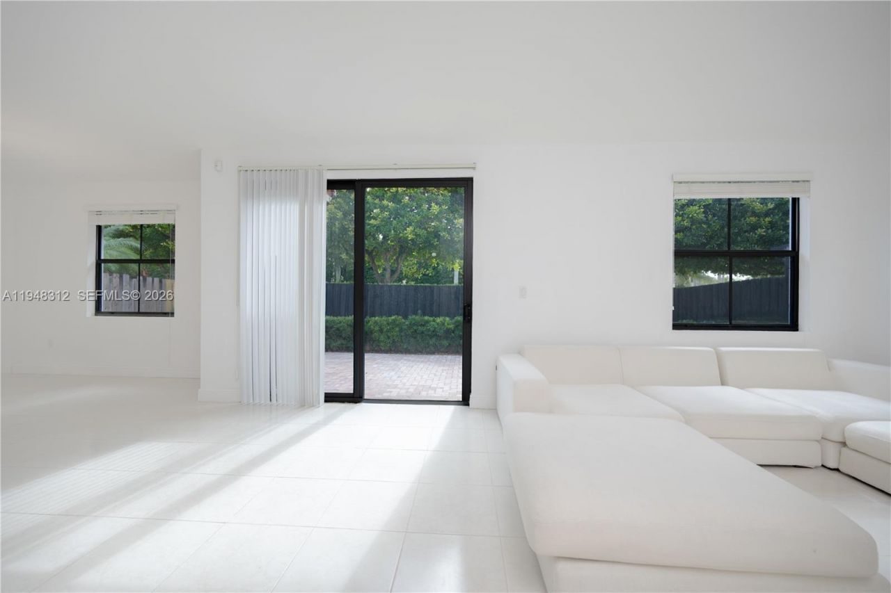 9866 NW 10th St, Miami, FL 33172 Photo