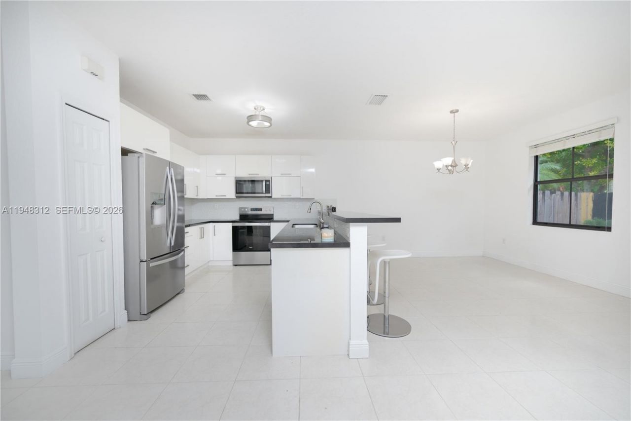 9866 NW 10th St, Miami, FL 33172 Photo