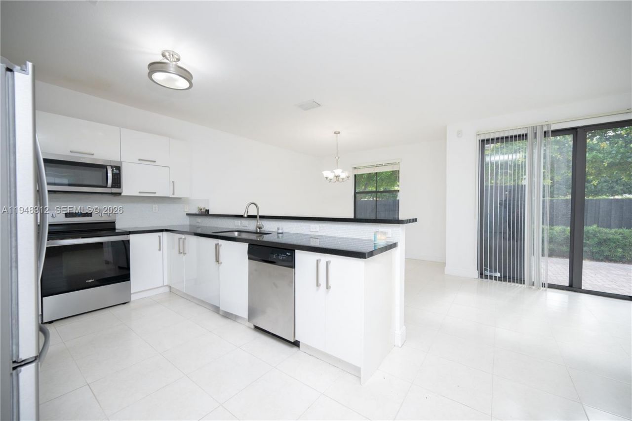 9866 NW 10th St, Miami, FL 33172 Photo