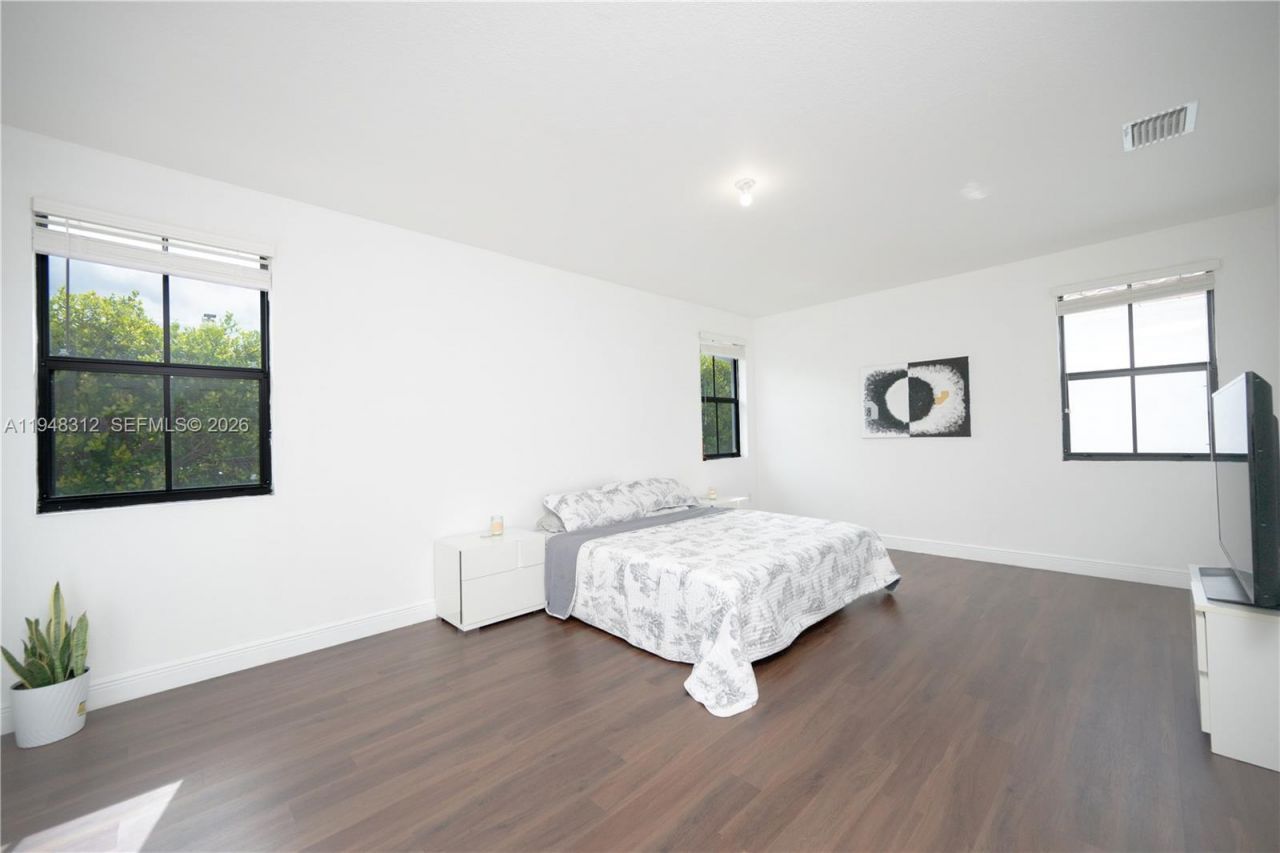 9866 NW 10th St, Miami, FL 33172 Photo