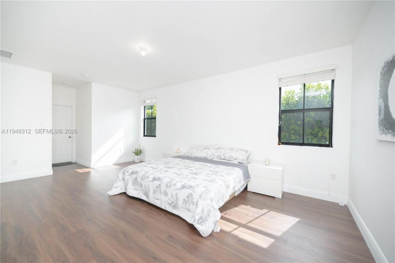 9866 NW 10th St, Miami, FL 33172 Photo