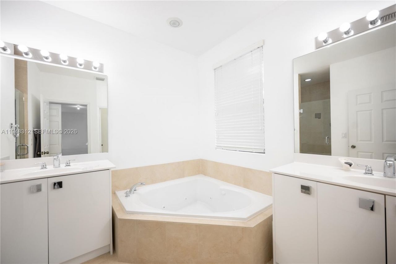 9866 NW 10th St, Miami, FL 33172 Photo