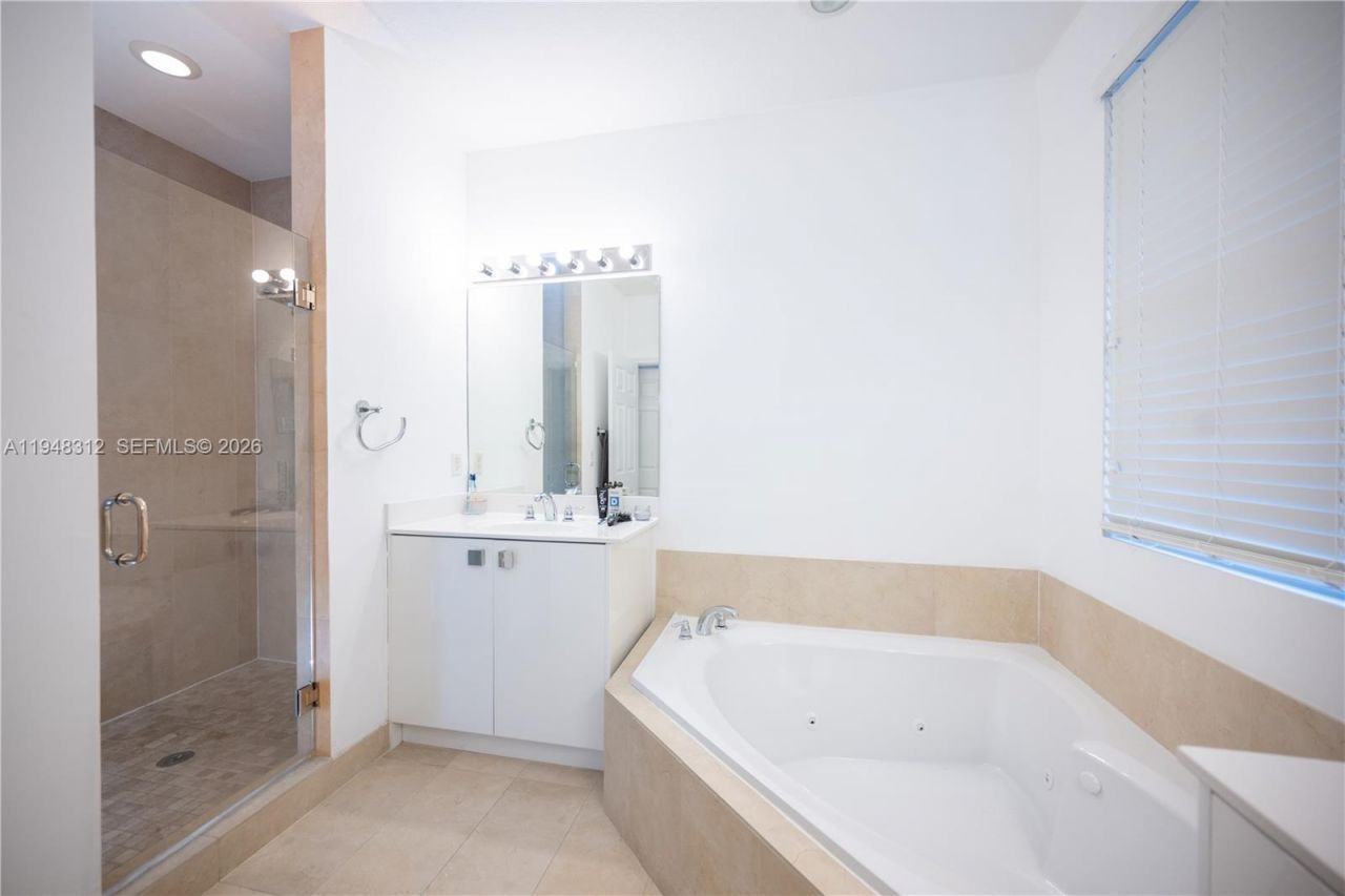 9866 NW 10th St, Miami, FL 33172 Photo