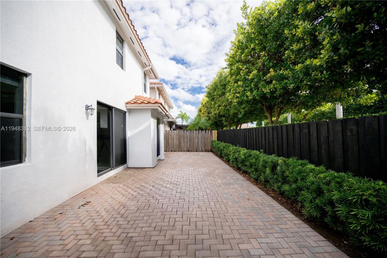 9866 NW 10th St, Miami, FL 33172 Photo