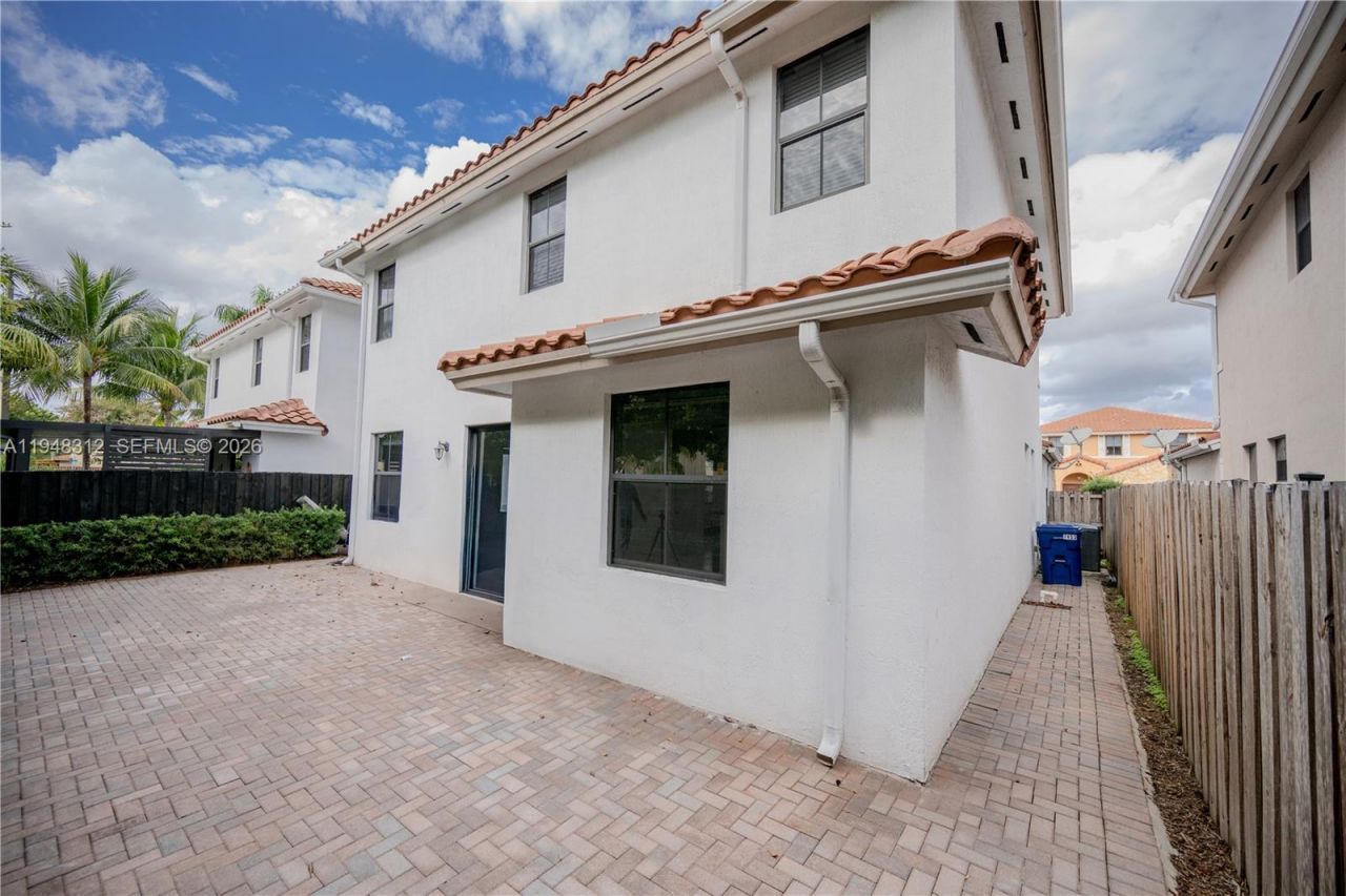 9866 NW 10th St, Miami, FL 33172 Photo