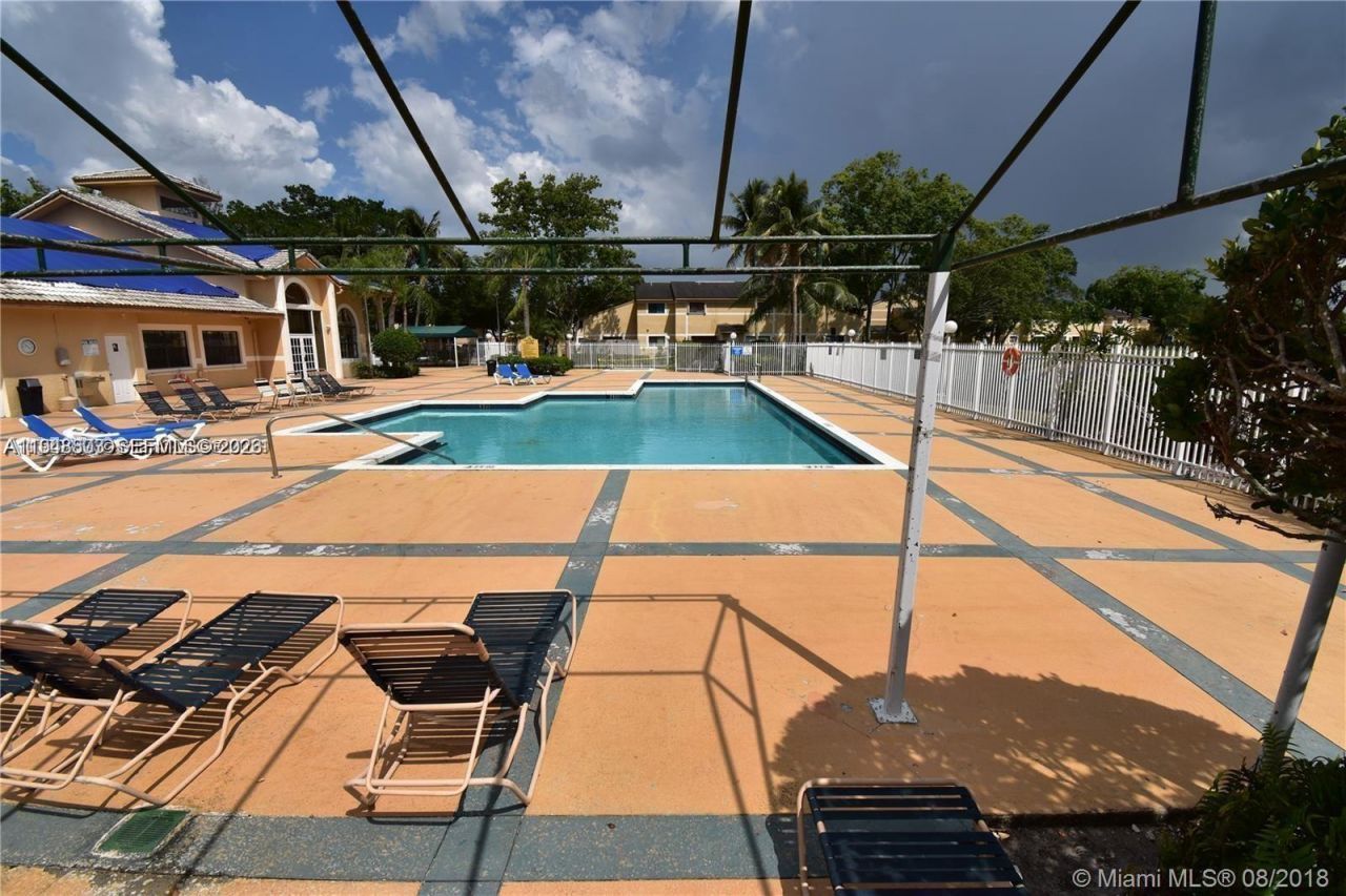 400 W Palm Cir W, Unit 304, Pembroke Pines, FL 33025 Main Photo