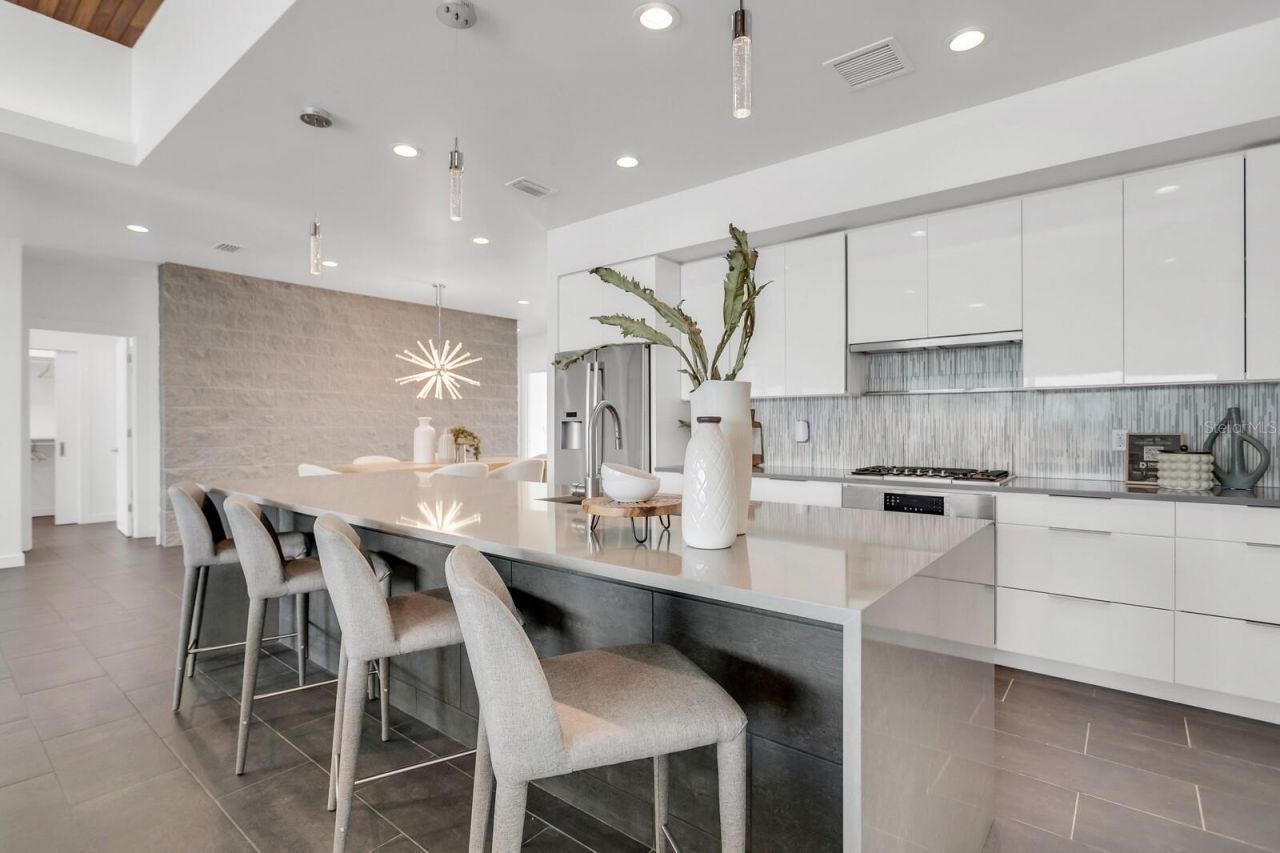 905 Bay Point Drive, Madeira Beach, FL 33708 Photo