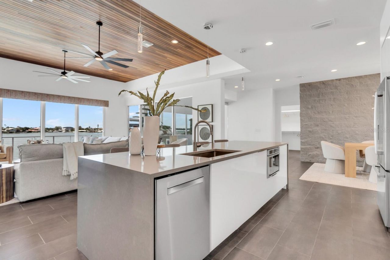 905 Bay Point Drive, Madeira Beach, FL 33708 Photo