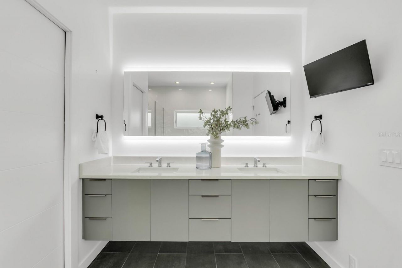 905 Bay Point Drive, Madeira Beach, FL 33708 Photo