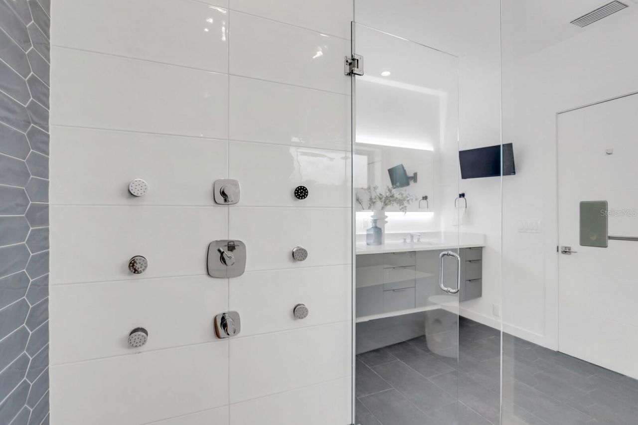 905 Bay Point Drive, Madeira Beach, FL 33708 Photo