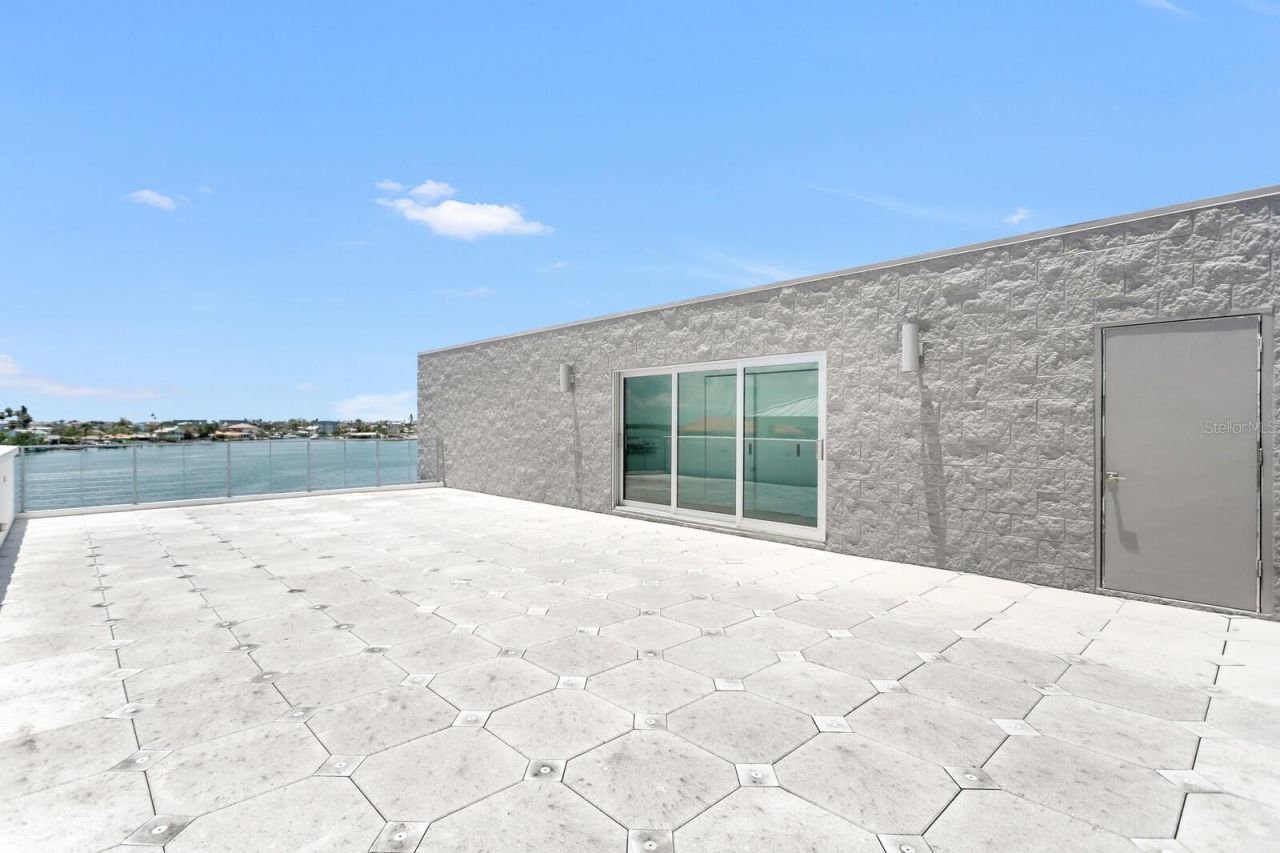 905 Bay Point Drive, Madeira Beach, FL 33708 Photo