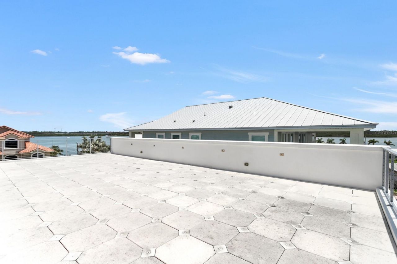 905 Bay Point Drive, Madeira Beach, FL 33708 Photo