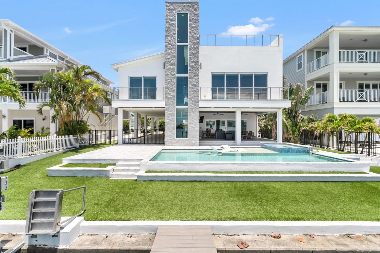 905 Bay Point Drive, Madeira Beach, FL 33708 Photo