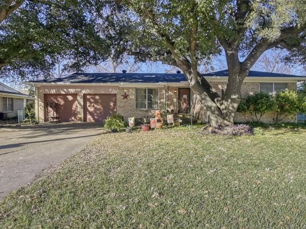 707 Cozby Street N, Benbrook, TX 76126