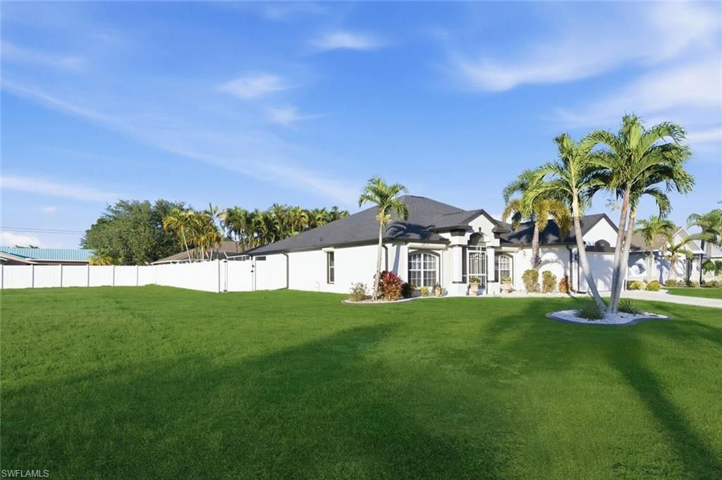 609 SE 16th Ter, Cape Coral, FL 33990 Photo