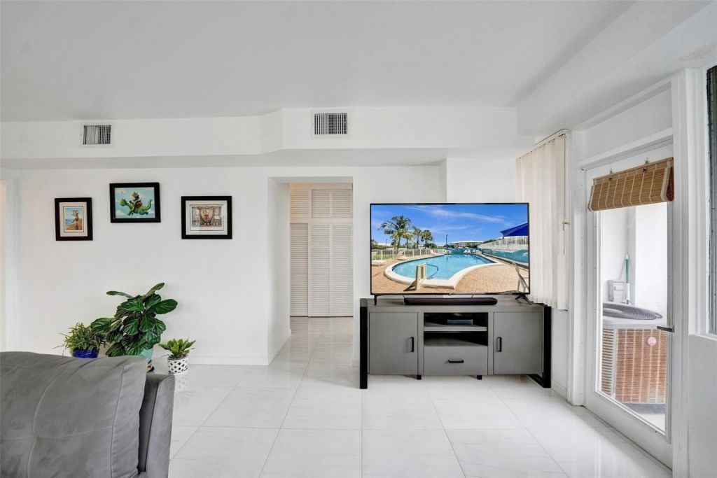 1900 S Ocean Drive, Unit 301, Fort Lauderdale, FL 33316 Photo