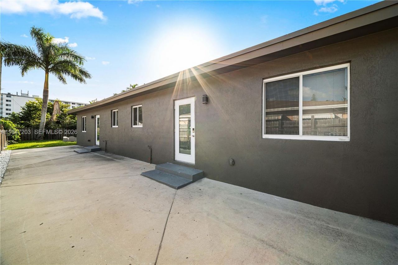 1250 NE 110th St, Miami, FL 33161 Photo