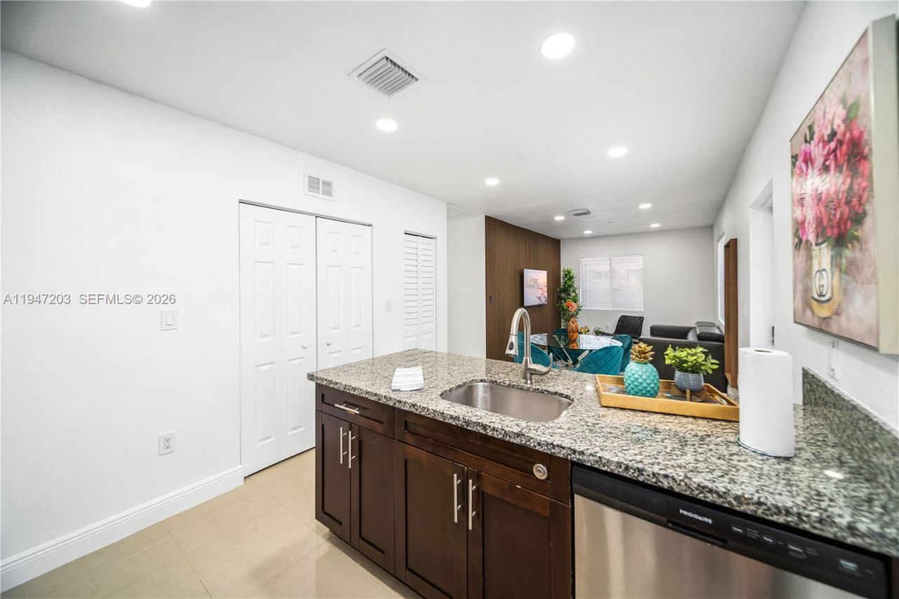 1250 NE 110th St, Miami, FL 33161 Photo