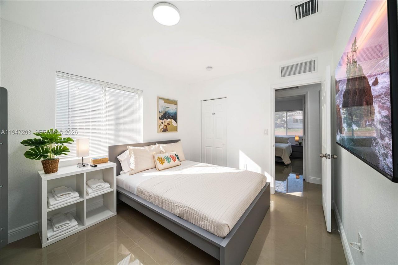 1250 NE 110th St, Miami, FL 33161 Photo