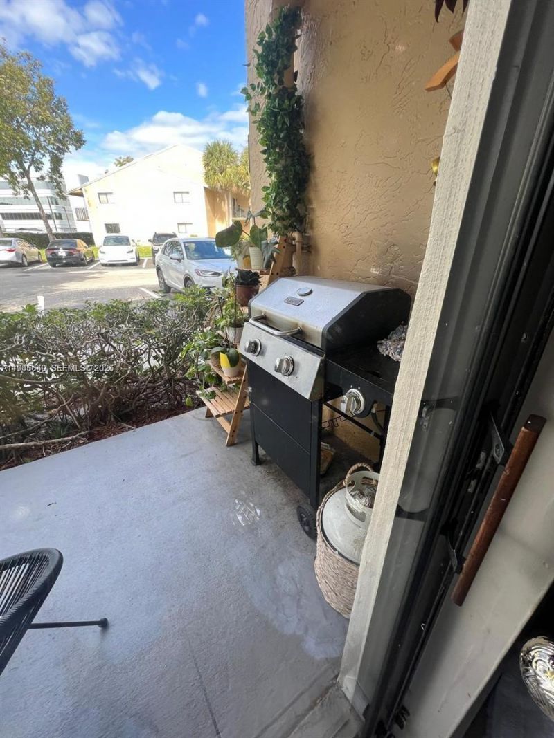 251 W Palm Cir W, Unit 102, Pembroke Pines, FL 33025 Photo