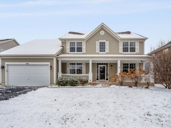 706 Versailles Parkway, Oswego, IL 60543