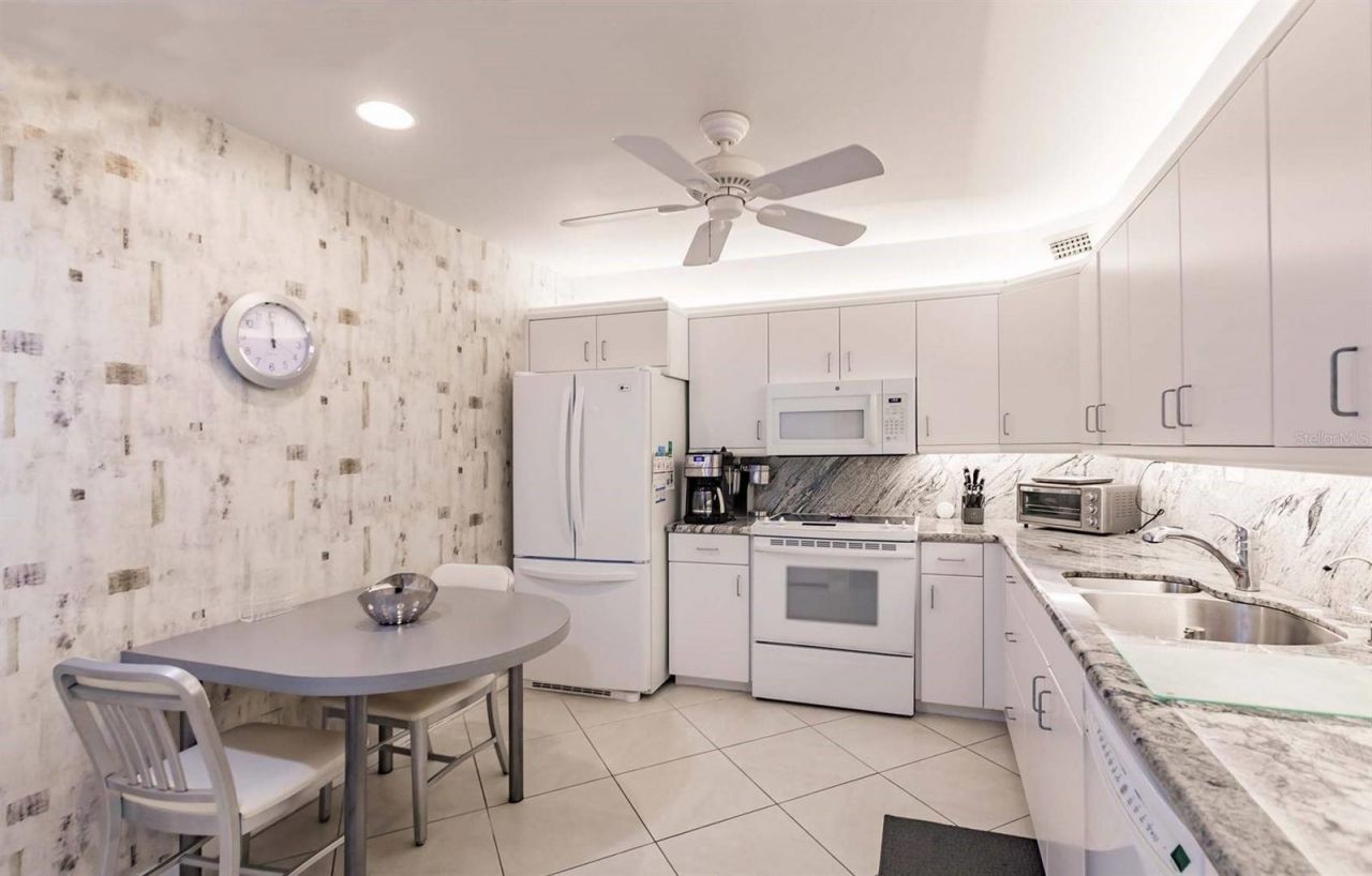 1055 W Peppertree Drive, Unit 802AA, Sarasota, FL 34242 Photo