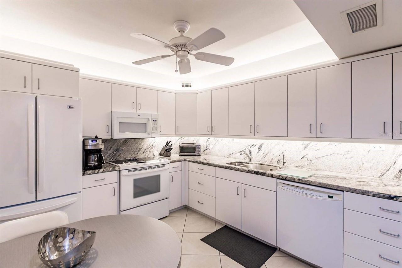 1055 W Peppertree Drive, Unit 802AA, Sarasota, FL 34242 Photo