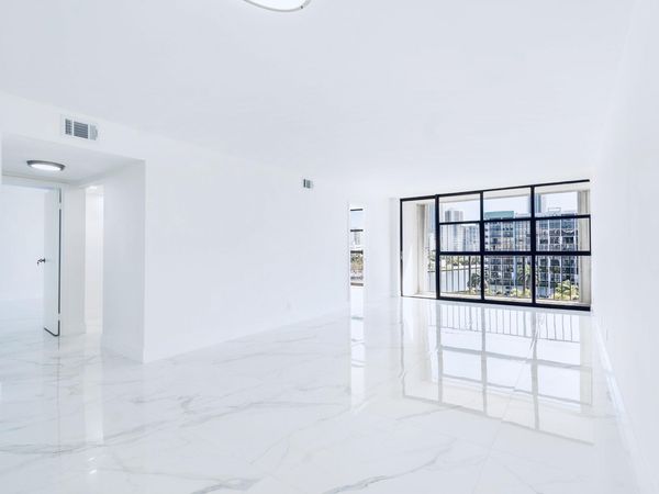 600 Parkview Drive, Unit 718, Hallandale Beach, FL 33009