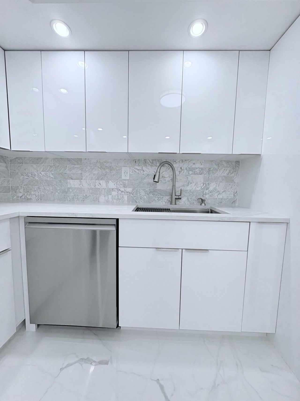 600 Parkview Drive, Unit 718, Hallandale Beach, FL 33009 Photo