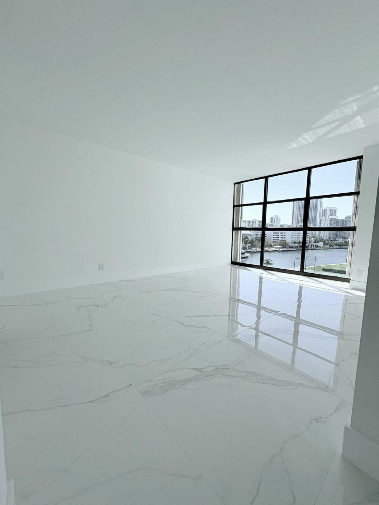 600 Parkview Drive, Unit 718, Hallandale Beach, FL 33009 Photo