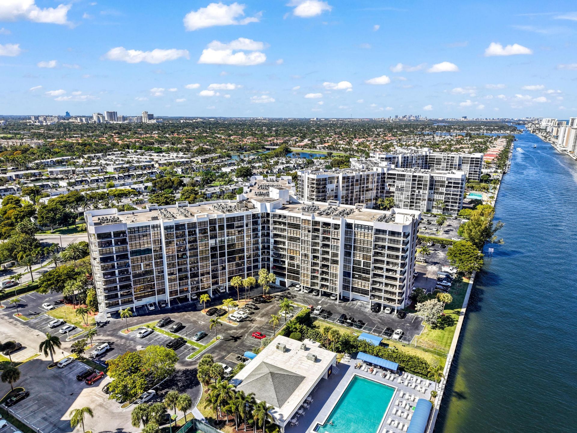 600 Parkview Drive, Unit 718, Hallandale Beach, FL 33009 Photo