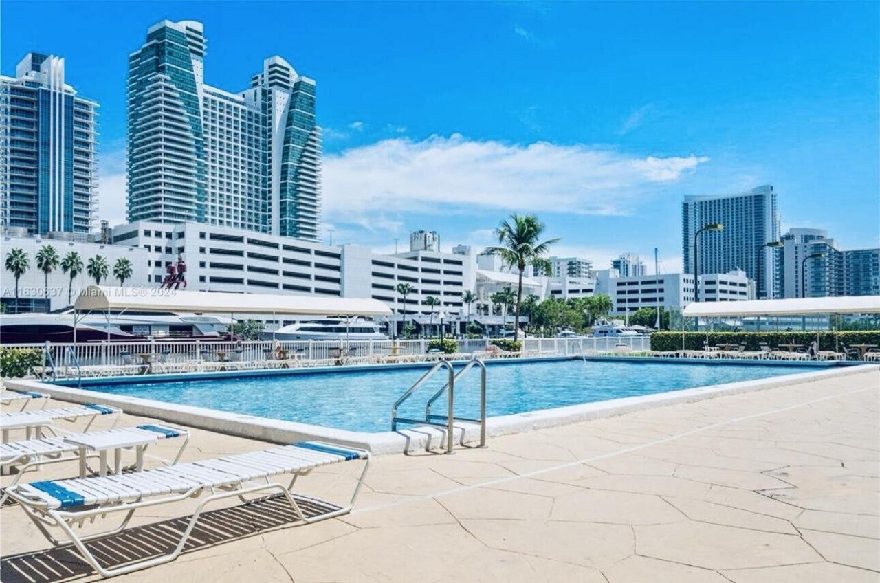 600 Parkview Drive, Unit 718, Hallandale Beach, FL 33009 Photo