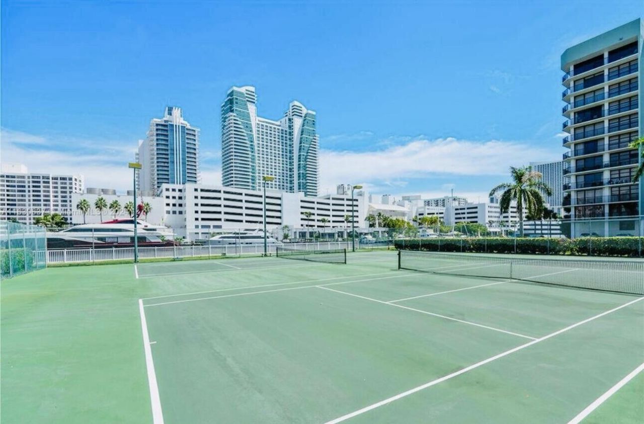 600 Parkview Drive, Unit 718, Hallandale Beach, FL 33009 Photo